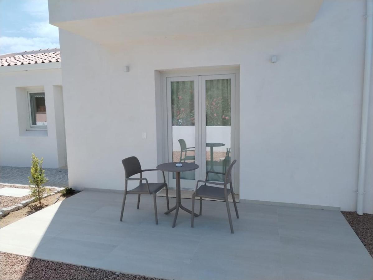 Villa Est San Teodoro  Exteriör bild